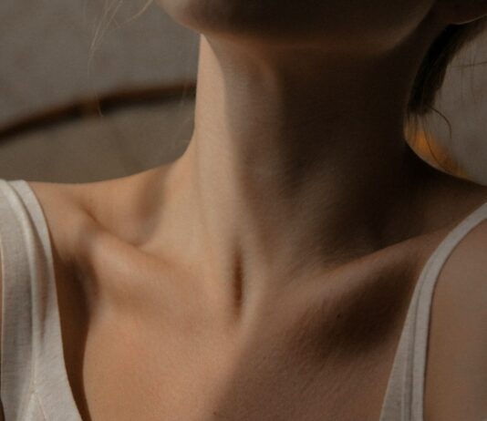 스마트폰이 구부린 당신의 몸, 무너진 정렬을 세우는 ‘자세의 경제학’ woman in white tank top