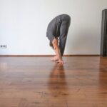 “유연함이 곧 강함이다”… 관절의 수명을 늘리는 ‘가동성 훈련’ a man doing a handstand on a hard wood floor