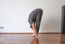 “유연함이 곧 강함이다”… 관절의 수명을 늘리는 ‘가동성 훈련’ a man doing a handstand on a hard wood floor