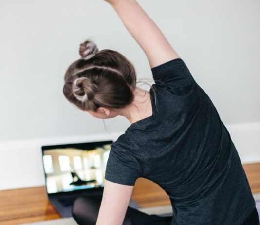 일상 속 스트레스, 최신 트렌드와 함께 건강하게 다스린다 woman in black t-shirt and black pants lying on black yoga mat