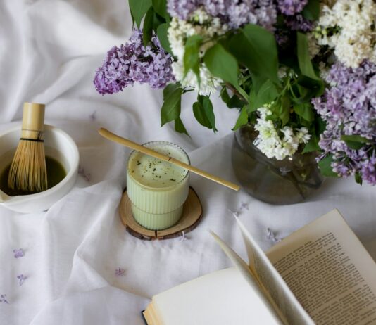 바쁜 일상 속 건강 챙기기, ‘슬로우 리빙’이 답이다 a vase of flowers and a whisk on a table