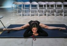 유연성 끝판왕: 다리 찢기가 꿈인가요? 단계별 가이드 woman in black shirt lying on blue and white pool bed