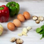 근육, 일상 건강의 열쇠…실생활에서 쉽게 실천하는 근육 관리법 주목 red bell pepper garlic and garlic on brown wooden table