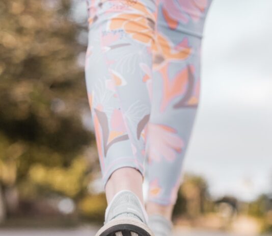 인터벌 워킹의 마법: 3배 더 태우는 ‘강약 조절’의 기술 person wearing black and white nike shoes