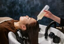 건강한 머릿결, 최신 트렌드와 일상 케어로 지킨다 a woman getting her hair washed with a hair dryer