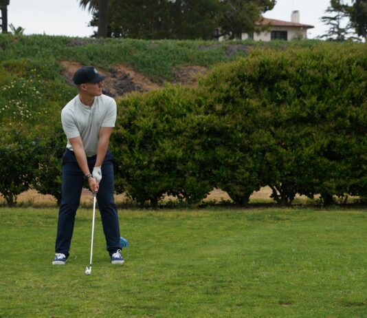 골프 비거리의 비밀은 코어! 골퍼들이 라운딩 전 필라테스 센터로 향하는 이유 a man holding a golf club on top of a green field