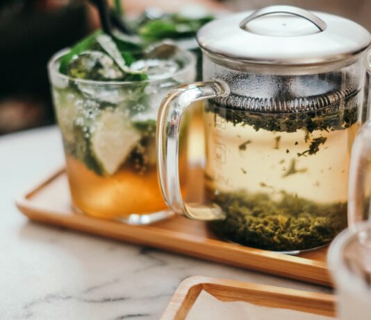 우리 일상 속 대체요법, 실생활에서 실천하는 건강 습관 clear glass mug on tray