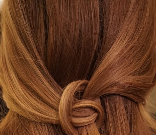 “건강한 모발, 생활 속 작은 변화에서 시작하세요” brown hair on white textile