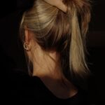 내 머리결, 내 방식대로… “심플케어” 시대, 건강한 헤어 루틴이 뜬다 a woman with her hair in a bun