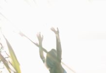 나를 돌보는 삶, 웰니스 문화가 바꾼 우리의 일상 woman standing near body of water