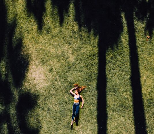 나만의 웰니스, 일상에서 실천하는 건강한 삶의 문화 woman lying on green grass during daytime