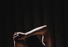 건강한 아침 루틴, 작은 변화가 큰 차이를 만든다 woman wearing black sports bra