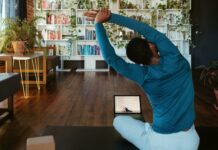 집콕 시대, 필라테스로 활력 찾기…일상 속 쉽게 시작하는 건강 루틴 a man doing yoga in a living room