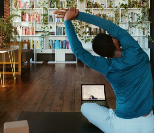 집콕 시대, 필라테스로 활력 찾기…일상 속 쉽게 시작하는 건강 루틴 a man doing yoga in a living room