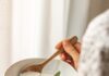 “마음 챙김 식사법, 바쁜 일상 속 건강 지키는 새로운 습관으로 떠올라” person holding white ceramic bowl with food