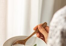 “마음 챙김 식사법, 바쁜 일상 속 건강 지키는 새로운 습관으로 떠올라” person holding white ceramic bowl with food