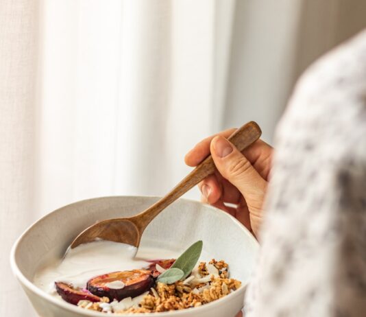 “마음 챙김 식사법, 바쁜 일상 속 건강 지키는 새로운 습관으로 떠올라” person holding white ceramic bowl with food