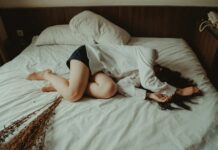 만성피로, 작은 생활 변화로 극복… 한국인의 현실 맞춤 루틴 제안 woman lying on bed