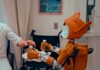 “AI로 똑똑하게 챙기는 건강 습관, 내 집에서 시작된다” Man gives robot bottles on a tray