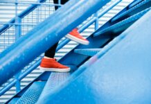 “근육, 건강의 숨은 열쇠…일상 속 근육 관리법 주목받아” person stepping on blue stairs