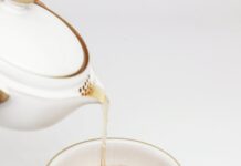 “뇌건강, 일상 속 작은 변화로 지키기…걷기부터 ‘두뇌 취미’까지” tea pours into white teacup