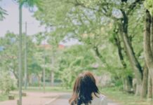 요가, 명상보다 주목받는 건강 트렌드 ‘마음챙김 걷기’…일상에서도 쉽게 실천하는 방법은 woman in white dress walking on road during daytime